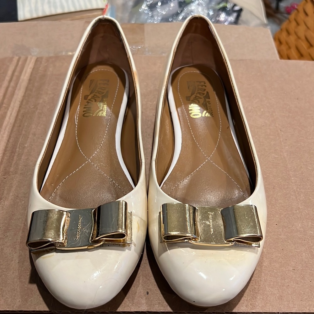Salvatore Ferragamo Vara Patent Size 39 beige shoe